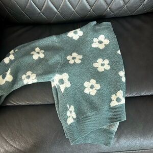 flower crew neck sweater size L brand hooked up
